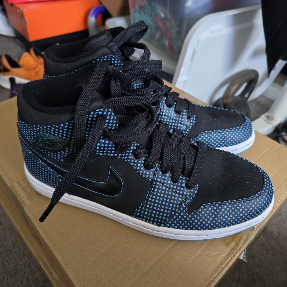 Nike Black and Blue Athletic Sneakers with Mesh Upper